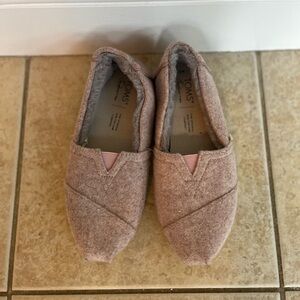 Toms - Blush pink felt with gray plush interior, women’s size 5